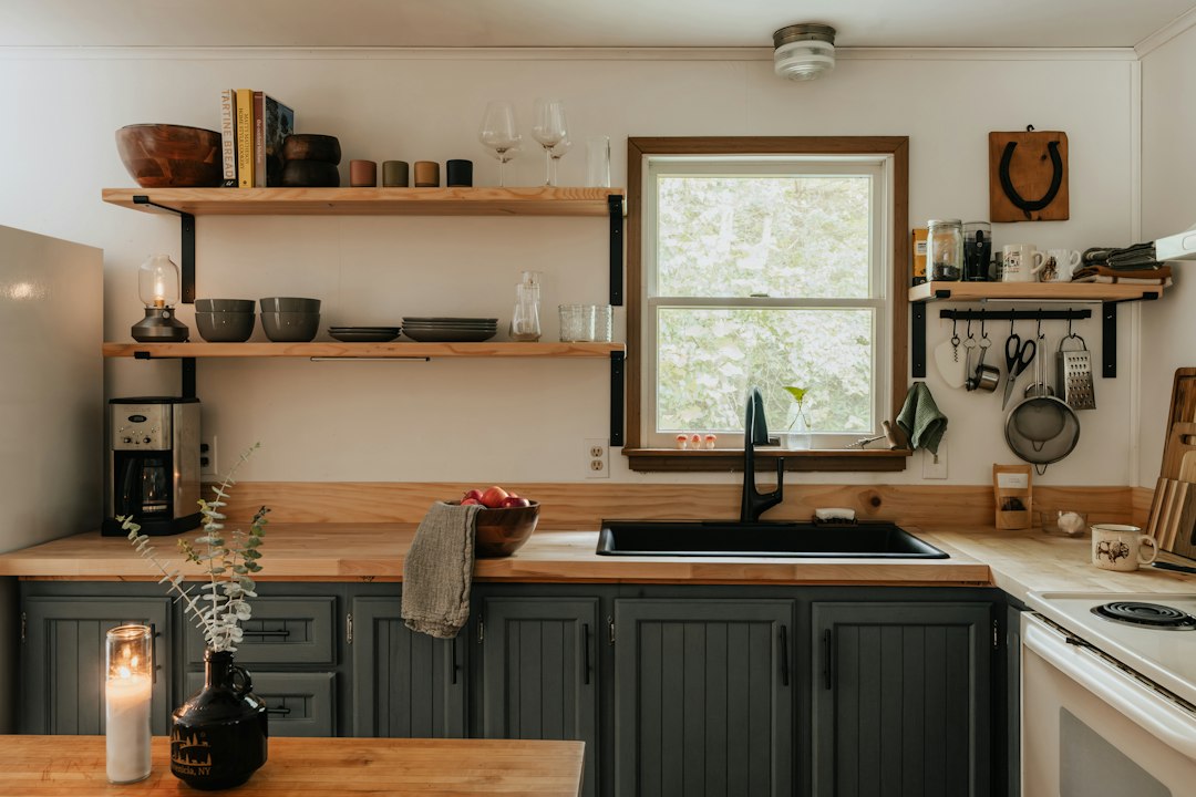 Cottage kitchen (IG: @clay.banks)